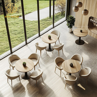 Ensemble de mobilier commercial moderne, haut de gamme, durable et écologique en bois et tissu, comprenant table carrée, chaises et banquette pour restaurant