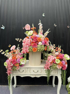Centrotavola Personalizzato di Alta Qualità con Sfera di Fiori Rosa Intenso da 60cm e Orchidea a Farfalla per Decorazioni Matrimoniali - Product Image 1