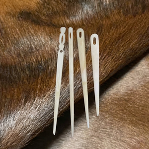 Ensemble de 4 aiguilles à naler en os de style animal, polies à la main, écologiques, naturelles, pour la décoration de mariages et de fêtes - Product Image 1
