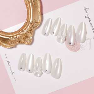 Vente en gros, 24 pièces, <span class=keywords><strong>manucure</strong></span> française à couverture complète avec diamants en pointillés et nœud 3D sur les ongles courts en amande, longue durée - Product Image 3