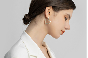 Boucles d'oreilles à tige enduites de couleur laiton avec cerceaux en forme de coeur Affection sans fin Accessoires de bijoux de tous les jours - Product Image 3