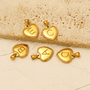 Collar tridimensional de cobre europeo-americano transfronterizo para mujer, colgante DIY con corazón liso y 26 letras - Product Image 1