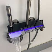 Mitigeur thermostatique numérique contemporain en laiton à quatre fonctions, avec barre coulissante à trois poignées, touches piano et modes de jet pluie et massage