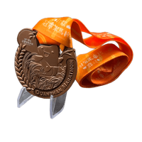 Op maat gemaakte marathonmedaille van zinklegering, ontwerp met oranje lint, elektrolytisch verzinkt koper, aangepaste vorm.