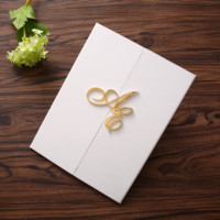 Invitation de mariage personnalisée de luxe en forme de livret à couverture rigide, avec initiales en acrylique doré 3D, monogramme, boucle et kit d'enveloppe