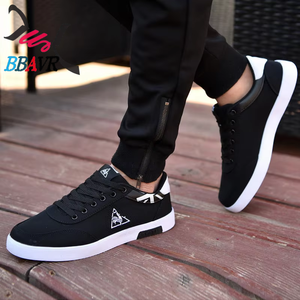 Chaussures en toile décontractées noires pour hommes, idéales pour la marche, à prix abordable et très demandées - Product Image 2