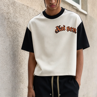 T-shirt homme noir et blanc à manches raglan, motif casque de motard squelette au dos, lettres gothiques, coupe oversize, style streetwear vintage