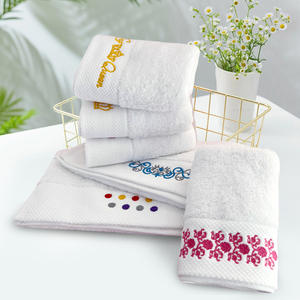 Vente en gros de serviettes de bain en coton uni blanches pour hôtel avec logo personnalisé de luxe - Product Image 2