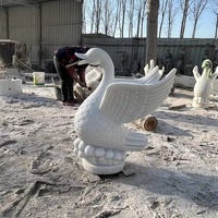 Statue de cygne extérieure en marbre blanc Statues de jardin élégantes de cygnes Produits de jardin en pierre de qualité supérieure