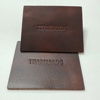Étiquettes de vêtements personnalisées en cuir PU gaufré écologique, découpe droite, impression par transfert thermique, design couleur sur mesure pour