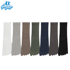 Chaussettes à cinq doigts en coton pour hommes Grip Autumn Medium Tube Knitting Pattern 5 Toe Cotton Socks Sports Anti-Odor Cotton Foot Tube Socks - Product Image 6