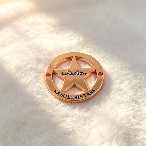 Étiquettes métalliques personnalisées en gros pour vêtements, plaques de logo de marque en relief pour accessoires vestimentaires - Product Image 2