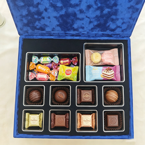 Boîtes cadeaux rigides en velours bleu avec motif rose et logo estampé à l'argent, pour dragées de mariage - Product Image 2
