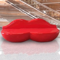 Op maat gemaakte FRP creatieve lippenstiftvormige buitenstoel voor park, plein, winkelcentrum, luchthaven, combinatie van harsbank en zitkussen