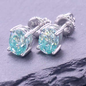 Boucles d'oreilles clous en argent sterling vert 1 carat avec moissanite et sertissage griffe pour femme - Cadeau d'anniversaire et de fiançailles - Product Image 4