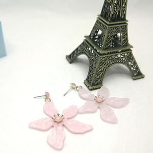 Pendientes florales de acrílico Rosa modernos con colgante chapado en oro, diseñados específicamente para accesorios de fiesta clásicos para mujeres - Product Image 6