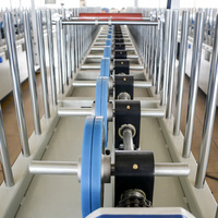 Machine d'emballage de profilés en MDF à colle froide pour bois fiable jumelée à une machine de stratification de panneaux en MDF à colle froide
