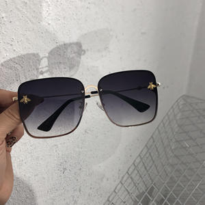 Gafas de Sol Cuadradas Modernas Qianai, Montura Dorada, Decoración de Abeja, Unisex, Protección UV, Lentes con Película Rosa Azul Hielo, Lentes AC - Product Image 4