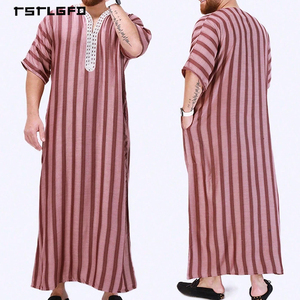 Qamis décontracté pour homme en coton et lin rayé rose poudré, col en V, manches courtes, poches latérales, coupe ample, longueur totale, style islamique - Product Image 3