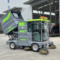 Machine à balayer les rues avec brosse rotative et pulvérisation d'eau pour le nettoyage des routes et des places