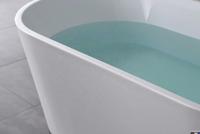 Baignoire autoportante en acrylique blanche avec fonctions de massage et de jacuzzi, design moderne pour salle de bain d'hôtel