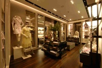 Meuble de présentation de vêtements en bois sur mesure pour magasin de mode, table de présentation de vêtements, mobilier d'intérieur de boutique