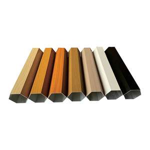Tubo hexagonal de aluminio serie 6000 con acabado en polvo imitación madera para decoración de paredes divisorias - Product Image 1
