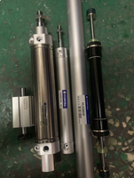 Manipulateur pneumatique automatique à bras oscillant pour machine de moulage par injection, pour la manipulation et le ramassage de produits en plastique