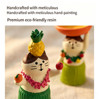 Miniature de scène en résine, faite main et peinte à la main, style minimaliste, tendance Instagram, avec figurines d'animaux (chat), plateau en forme de jupe en herbe et rangement ananas.