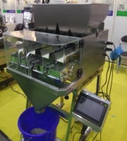 Machine d'emballage alimentaire automatique à 4 têtes linéaires pour le pesage, le remplissage, l'emballage et l'étiquetage de poudres, pour noix, grains de café, thé, télécommande