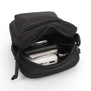 Sac à bandoulière multi-usage pour homme - Sac à bandoulière et sac à dos imperméable pour un usage quotidien - Product Image 6