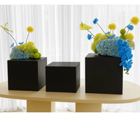 Supports de présentation en cube empilables en acrylique noir, faits main, de format personnalisé, modernes et hauts, avec emballage en carton pour la restauration et les buffets