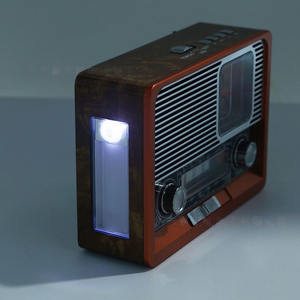 Radio Solar Portátil Retro de Emergencia con Bluetooth, Linterna LED de Madera, Reloj, USB/TF, Batería Recargable de 1200 mAh, para el Hogar, Viajes y Actividades al Aire Libre - Product Image 3