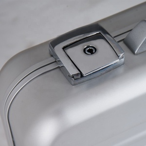 Maletín de aluminio portátil de una pieza, funda de aluminio puro plateado, espuma personalizada <span class=keywords><strong>con</strong></span> <span class=keywords><strong>llave</strong></span> - Product Image 2