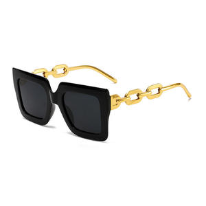 <span class=keywords><strong>Lunettes</strong></span> <span class=keywords><strong>de</strong></span> <span class=keywords><strong>soleil</strong></span> carrées roses <span class=keywords><strong>de</strong></span> luxe haute qualité avec chaîne dorée, protection UV400, pour <span class=keywords><strong>femme</strong></span>, idéales pour les soirées et le streetwear - Product Image 6