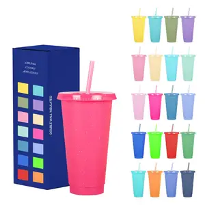 Toptan 24oz plastik kapaklı bardak ve saman renkli toplu parti bardağı soğuk içecek buzlu içecek için seyahat bardağı
