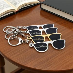 Factory Custom Eye glasses Design Schlüssel bund Give Away Geschenke Sonnenbrillen Emaille Schlüssel ring Metall legierung 2d Logo Schlüssel halter