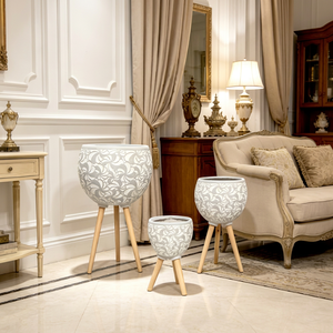 Ensemble de 3 pots de fleurs sphériques vintage à motif floral gaufré, avec trépieds en bois et motif de vigne florale - Product Image 1