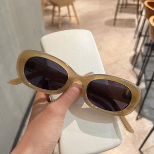 Gafas de sol retro de estilo europeo americano con montura ovalada para mujer, montura negra de PC, protección UV400, tipo 3. - Product Image 2