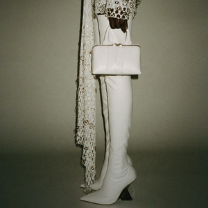 Bottes cuissardes pour femme à talons compensés, forme unique, moulantes, à bout pointu, en cuir verni - Product Image 5