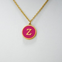Pendentif de pièce de monnaie initiale plaqué or 18 carats personnalisé avec émaux délicats rouge prune pour collier en acier inoxydable pour femme