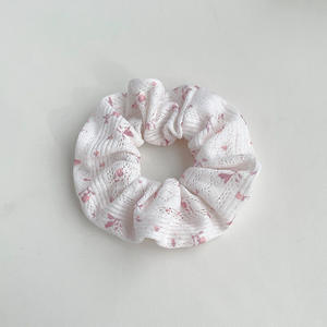 Chouchous floraux en tissu <span class=keywords><strong>NOVA</strong></span> ou CUSTOM pour femmes - Attaches-queue de cheval et accessoires capillaires pour mariages/anniversaires - Product Image 4