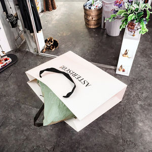 Sacs de luxe personnalisés avec logo, en papier couché sérigraphié, en matériaux recyclés, avec poignées, pour la vente en magasin de vêtements et de chaussures - Product Image 2