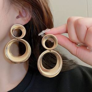 Pendientes de Aro Grandes de Metal Geométrico Chapados en Oro con Rayas Exageradas de Doble Capa Estilo Punk para Mujer - Product Image 2