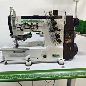 Máquina <span class=keywords><strong>de</strong></span> Coser Industrial <span class=keywords><strong>de</strong></span> Alta Velocidad <span class=keywords><strong>Serie</strong></span> DS-588, 3 Agujas, 5 Hilos, Computarizada, <span class=keywords><strong>de</strong></span> Accionamiento Directo, <span class=keywords><strong>de</strong></span> Cama Plana, con Puntada <span class=keywords><strong>de</strong></span> Remate - Product Image 2