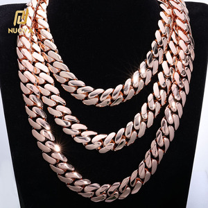 <span class=keywords><strong>Collana</strong></span> NUOYA in Ottone Placcato <span class=keywords><strong>Oro</strong></span> 18K con Zirconi Personalizzati, Design con Chiusura <span class=keywords><strong>Lunga</strong></span>, Catena Cubana Spessa per Uomo - Product Image 1