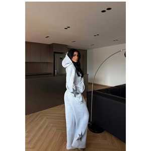 Conjunto Deportivo Gris con Estrellas, Cómodo y Transpirable, Diseño Personalizado, Sudadera con Capucha, Estampados con Pedrería, Tallas Grandes para Invierno - Product Image 1