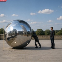 Sculpture d'art moderne en métal YOUFINE, statue de grand globe en acier inoxydable bronze représentant un homme poussant un miroir, pour la décoration paysagère des jardins publics