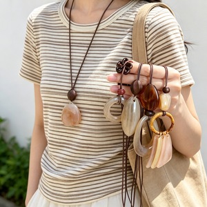 Collier en corde tressée avec pendentif irrégulier en résine pour femme, design minimaliste, chaîne de pull réglable, accessoires de mode - Product Image 3