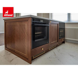 Gabinetes de Cocina de Estilo Neoclásico de Lujo Ligero, con Paneles con Acabado Dorado, en Blanco Mate y Nogal, con Puertas de Vidrio para Villa - Product Image 4